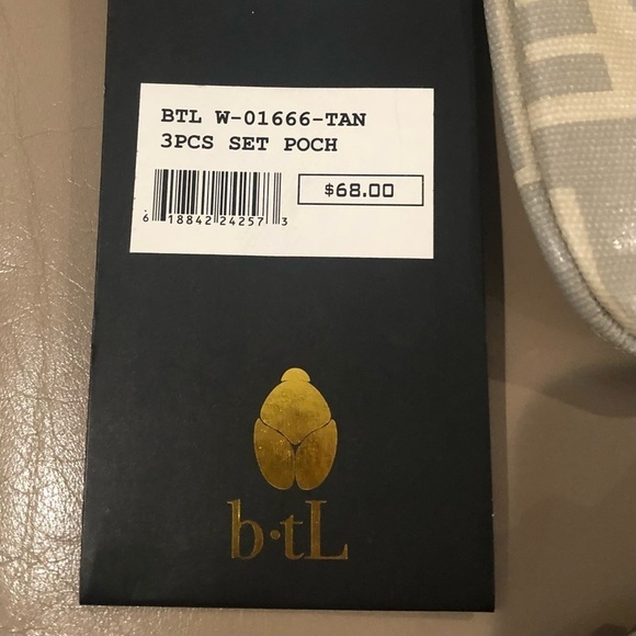 b•tL/ World Tote/ NWT/ 3 piece / Set pouch/tan - Picture 6 of 8